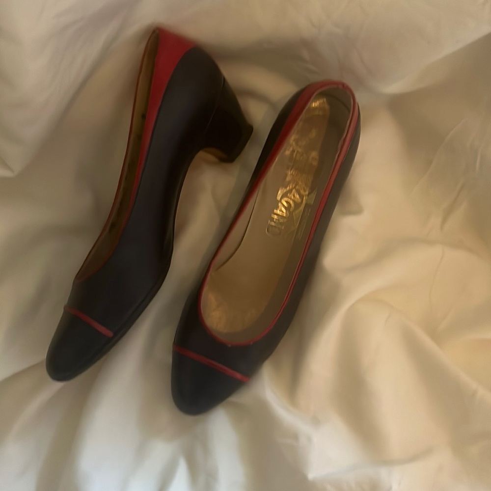 Vintage Ferragamo navy/red sz5